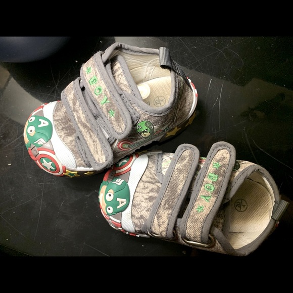 Boy toddler marvel character shoes - Picture 2 of 4